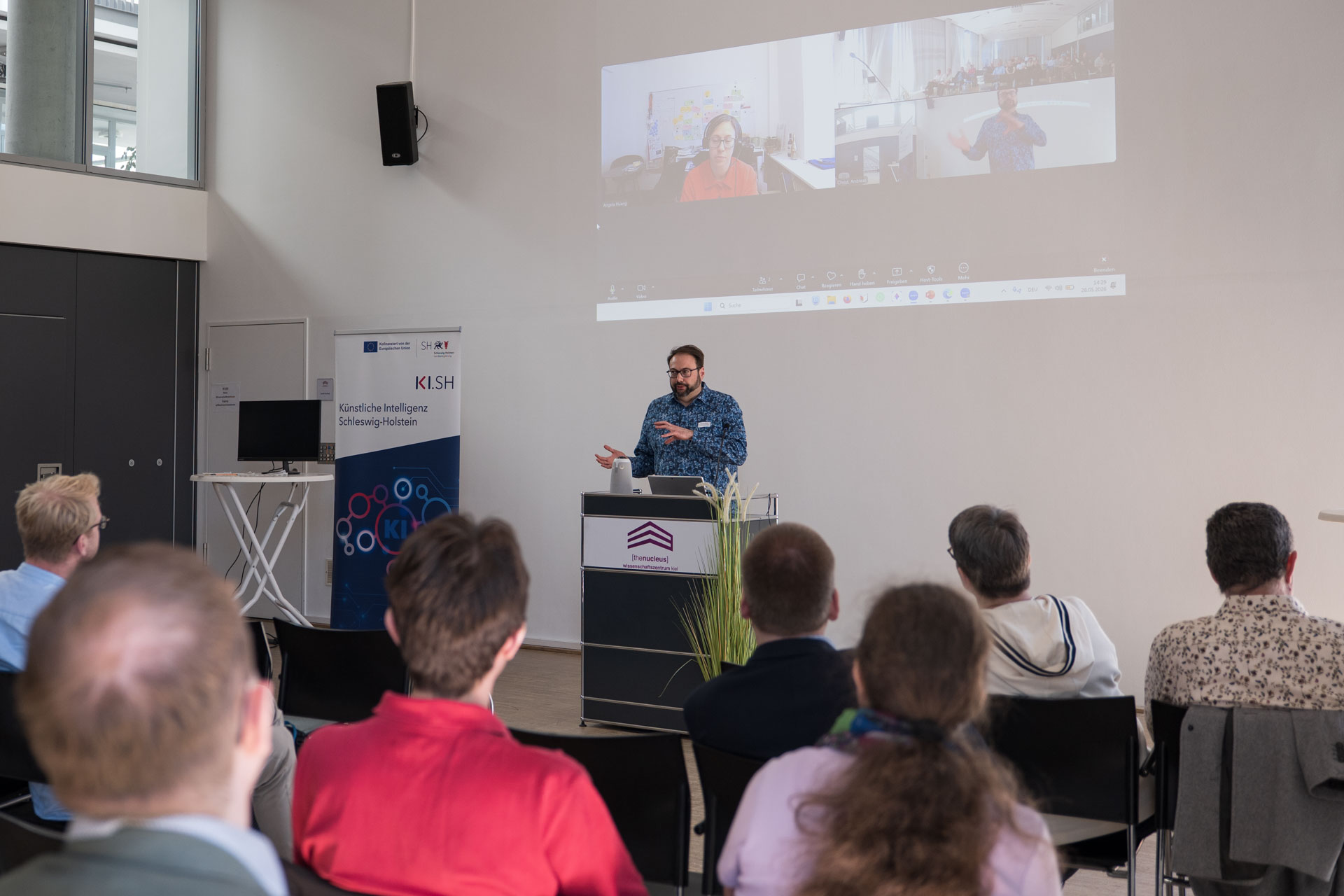 Ein Referent spricht vor einem Publikum im Wissenschaftszentrum